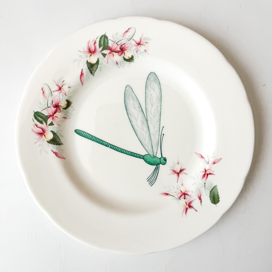 Bordje met libelle en bloemen