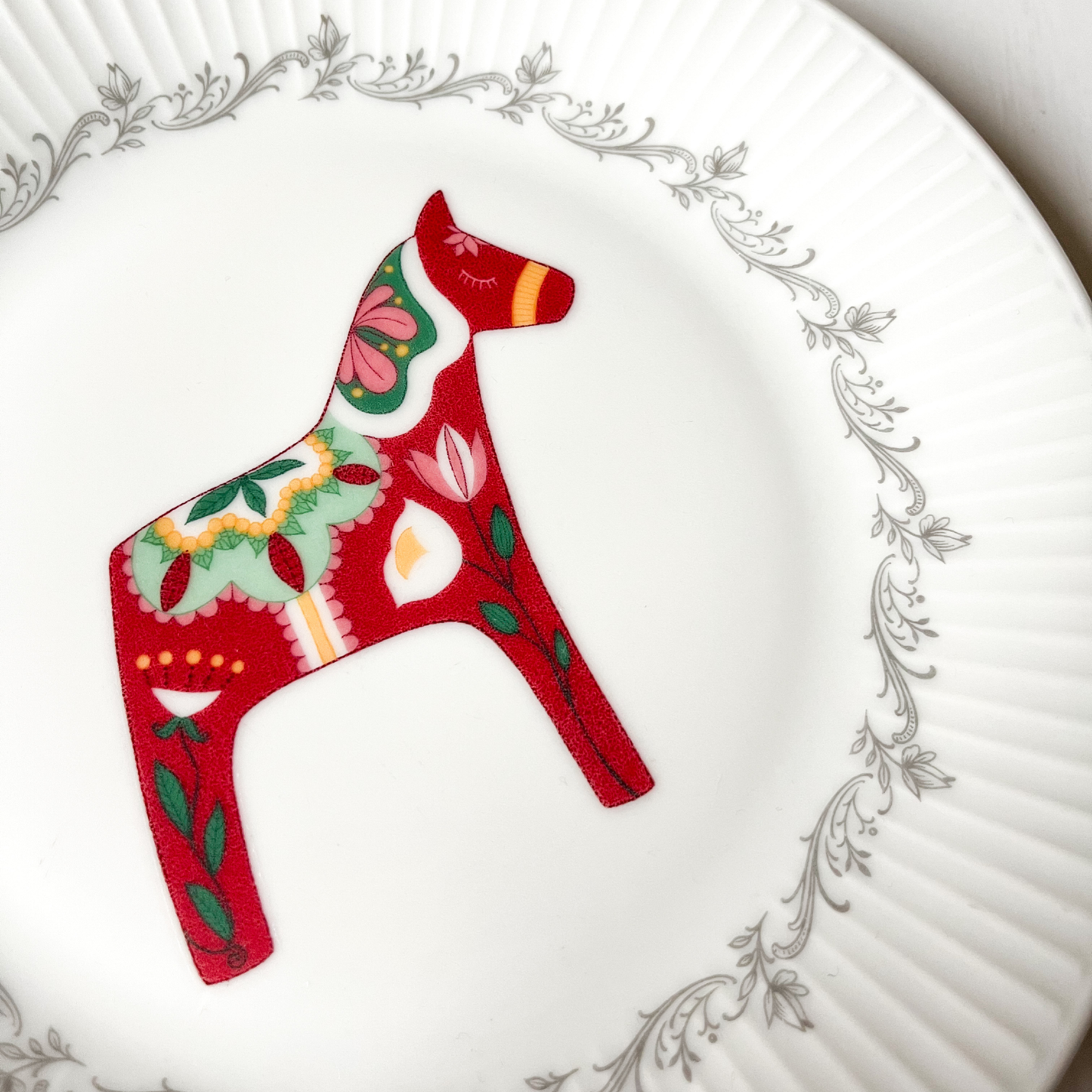 Bordje Zweeds paard en grijs bloemen randje