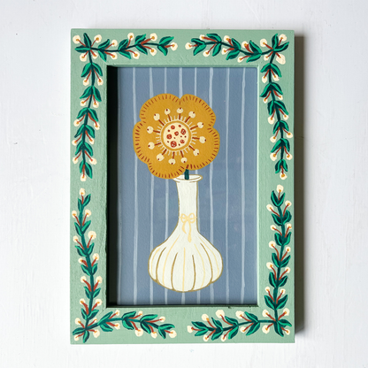 Handbeschilderde groene lijst met schilderij met blaadjes en bloemen