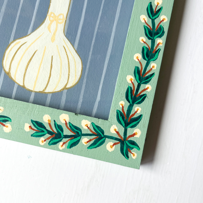 Handbeschilderde groene lijst met schilderij met blaadjes en bloemen