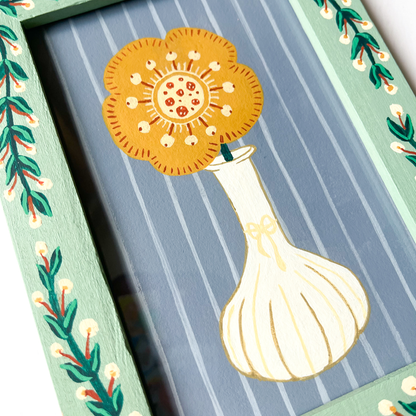 Handbeschilderde groene lijst met schilderij met blaadjes en bloemen