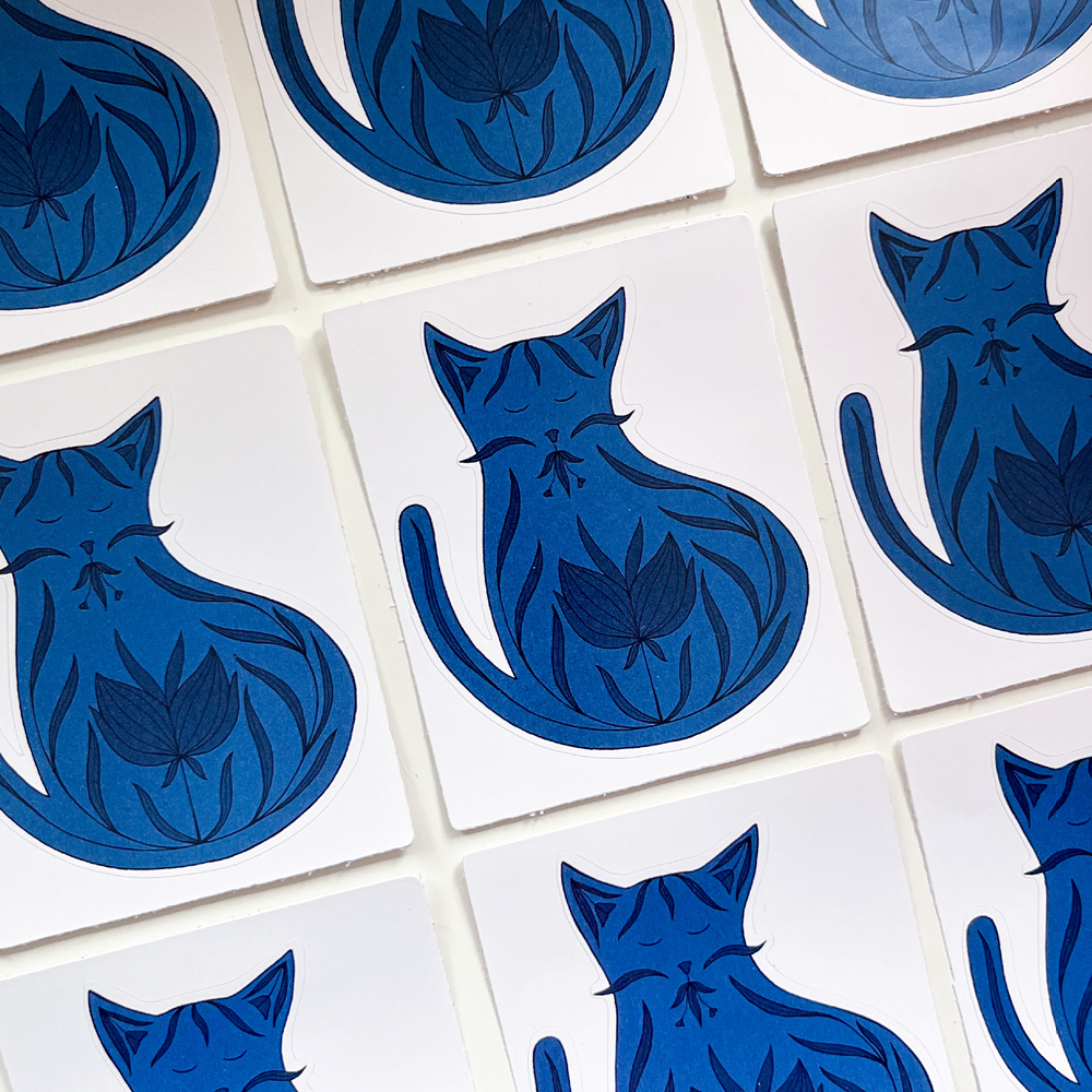 Blauwe kat met bloemen | Sticker